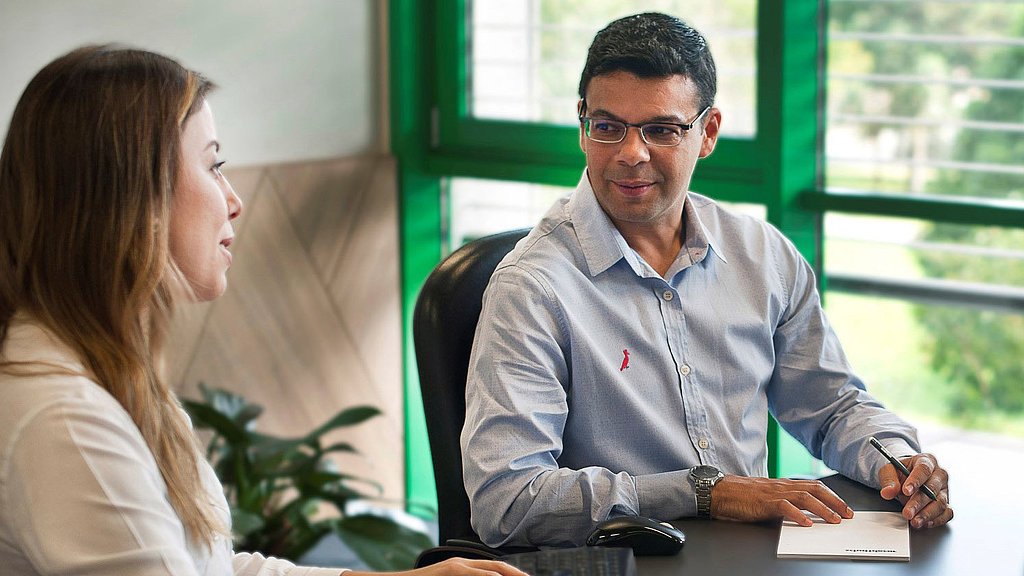 Bürogespräch zwischen zwei Geschäftspartnern