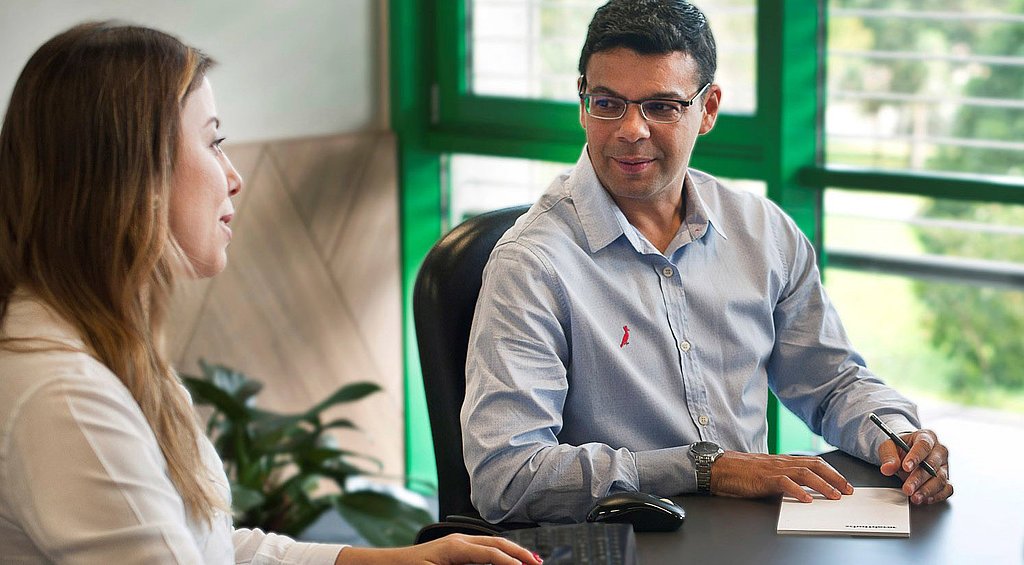 Bürogespräch zwischen zwei Geschäftspartnern