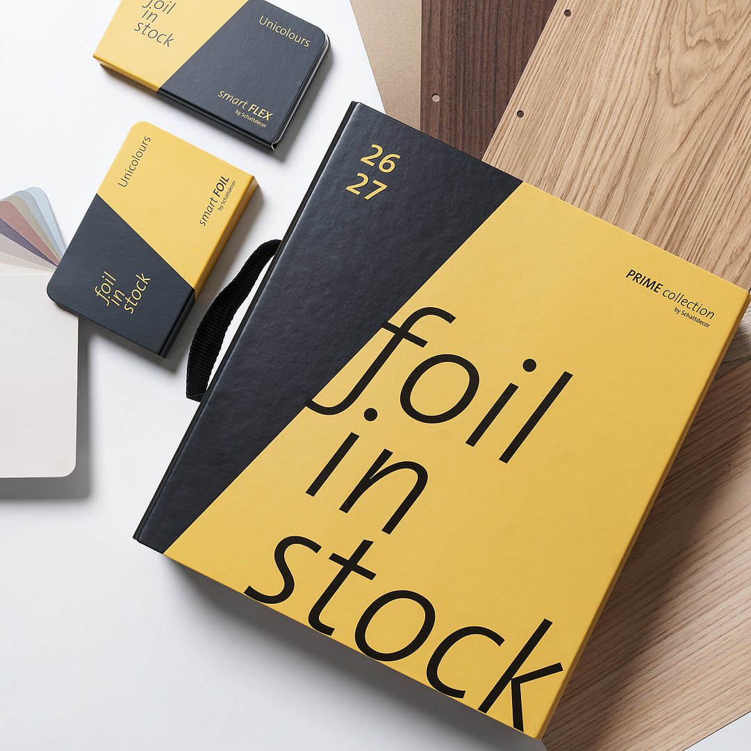 Gelber Ordner mit Mustern