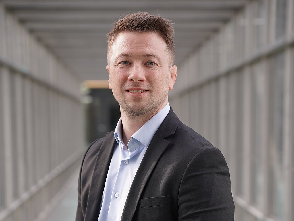 Lukas_Hoeglmeier_Sales_Manager_Caravan.JPG Lukas_Hoeglmeier_Sales_Manager_Caravan.JPG