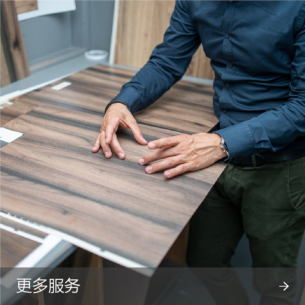 男子用手展示装饰图案上的剪纸