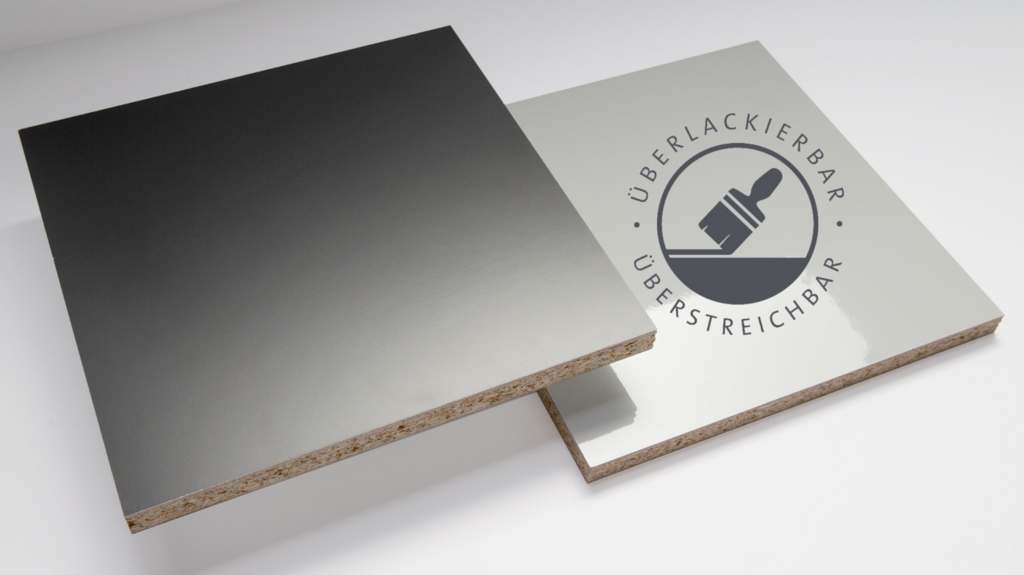 zwei Platten mit Logo "überlackierbar und überstreichbar! und Pinsel in der Mitte