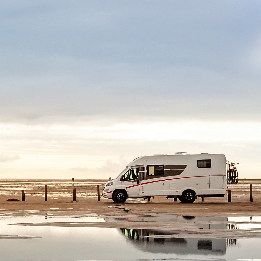 Wohnmobil am Strand in der Abenddämmerung