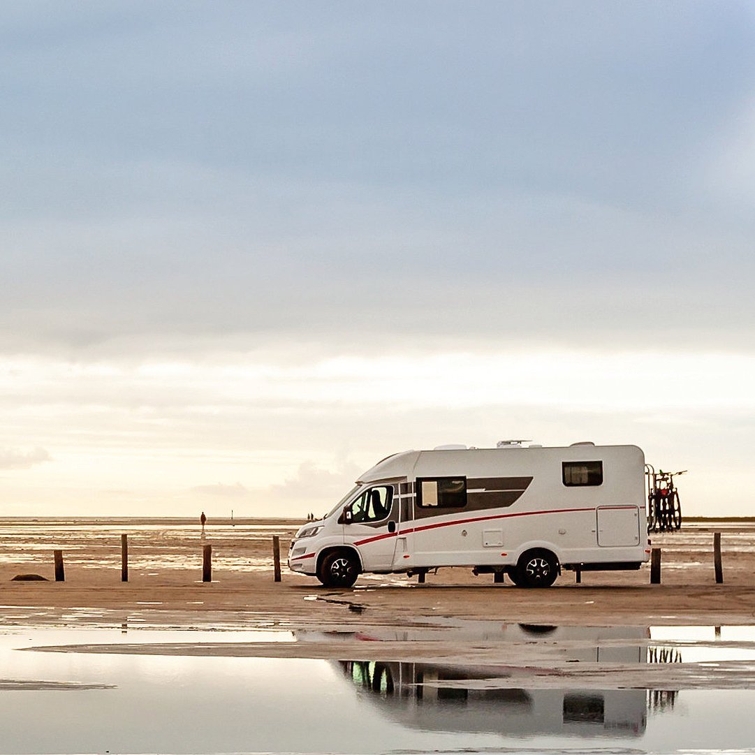 Wohnmobil am Strand in der Abenddämmerung