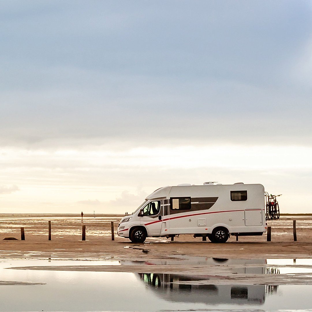 Kamper na plaży o zmierzchu