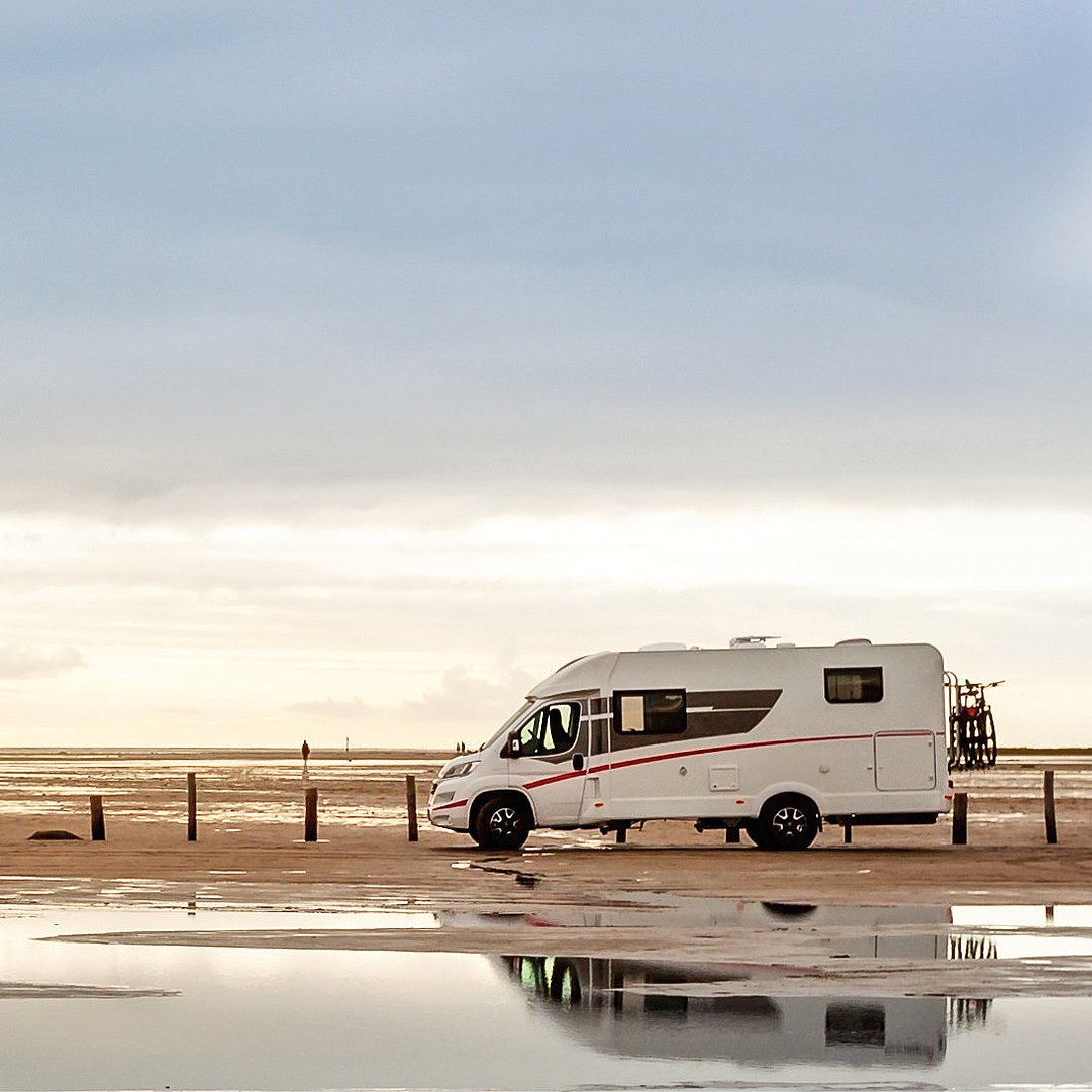 Wohnmobil am Strand in der Abenddämmerung