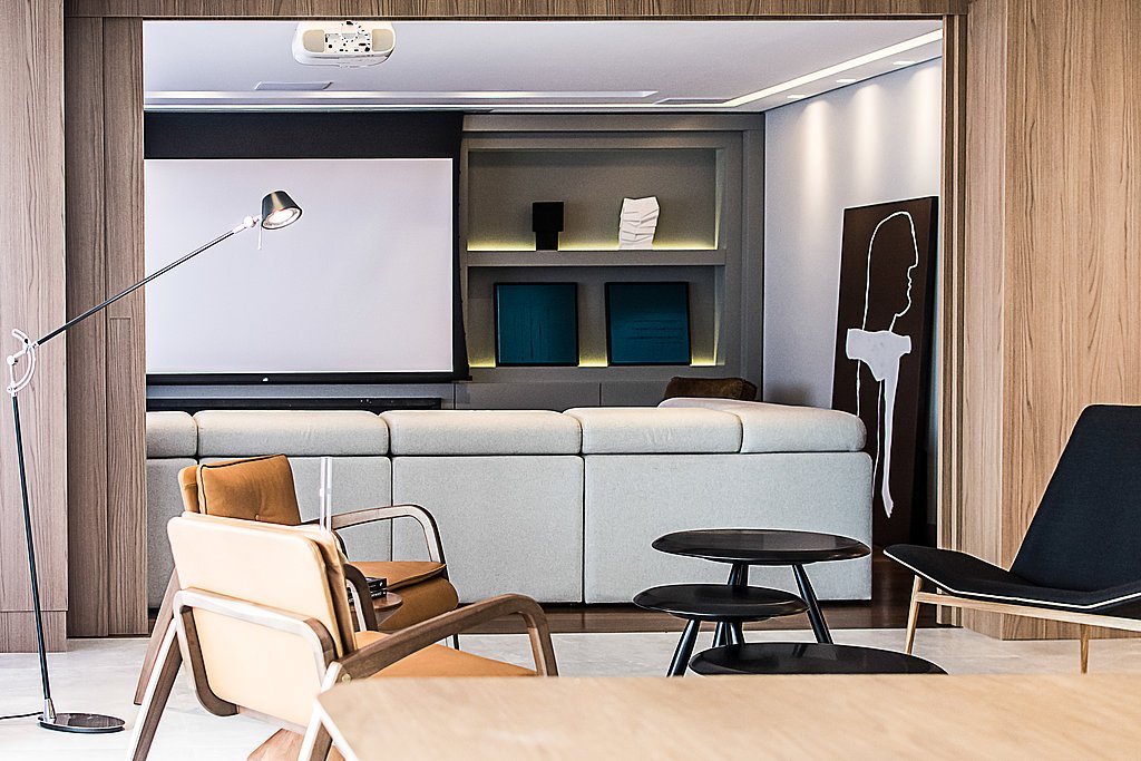 Wohnzimmer mit Couch, Stühlen und Tisch