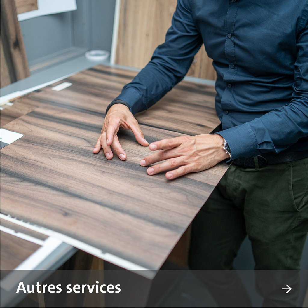Homme montrant avec ses mains une découpe sur un motif décoratif