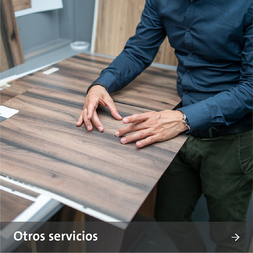 Hombre mostrando un recorte en un patrón decorativo con las manos