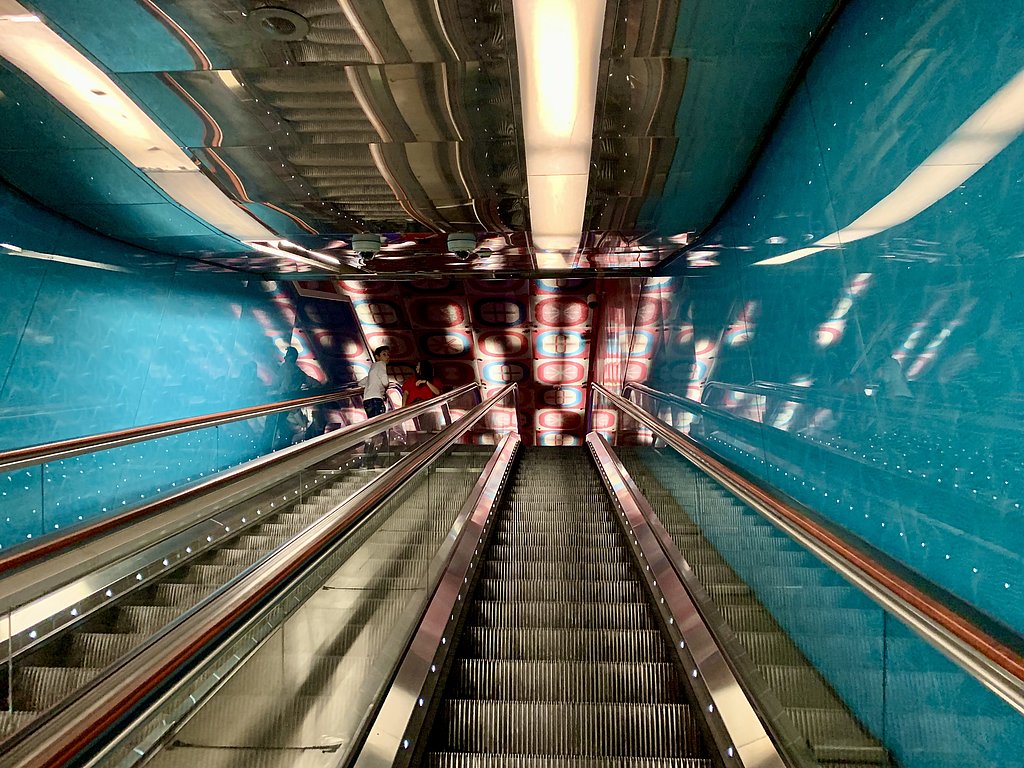 Rolltreppe in der Metro dell'Arte in Neapel Rolltreppe in der Metro dell'Arte in Neapel