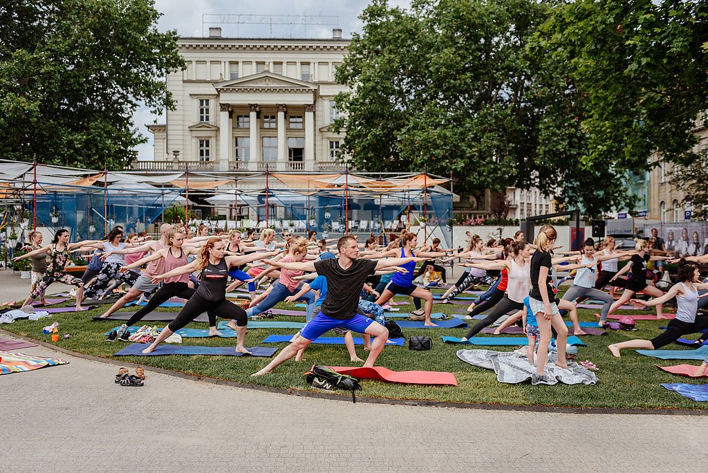 Yoga auf temporär öffentlichem Platz Yoga auf temporär öffentlichem Platz
