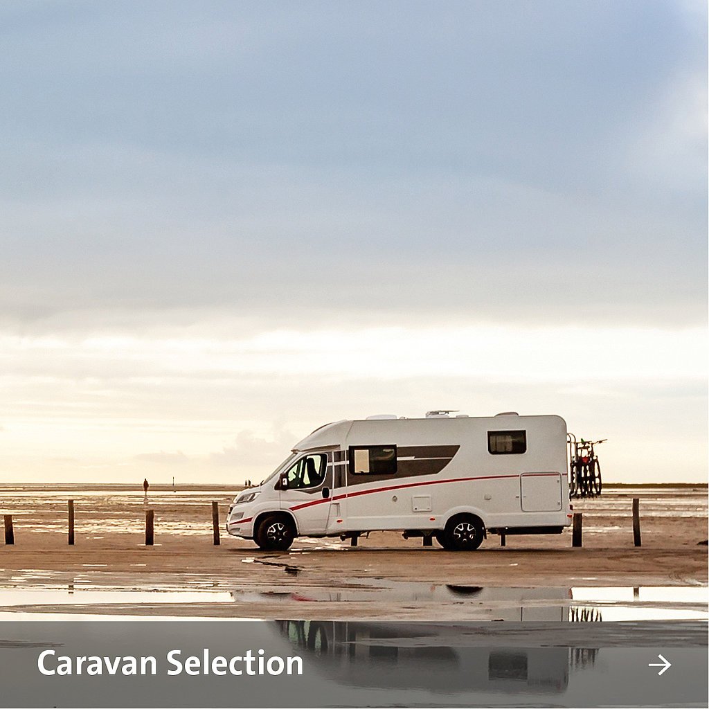 Wohnmobil am Strand in der Abenddämmerung