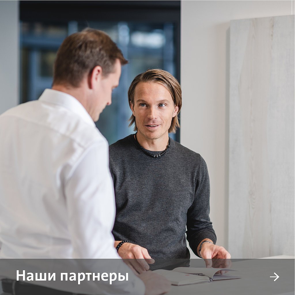 Красная папка с узорами