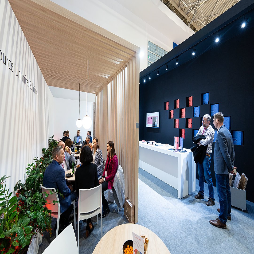 Schattdecor Messestand mit Messe Besuchern 