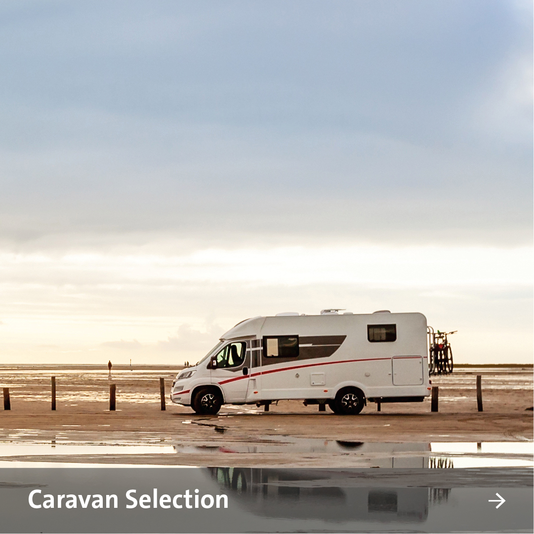 Wohnmobil am Strand in der Abenddämmerung